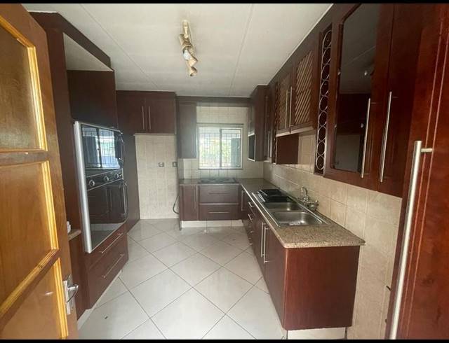 3 BEDROOM HOUSE FOR SALE IN BIRCHLEIGH NORTH
